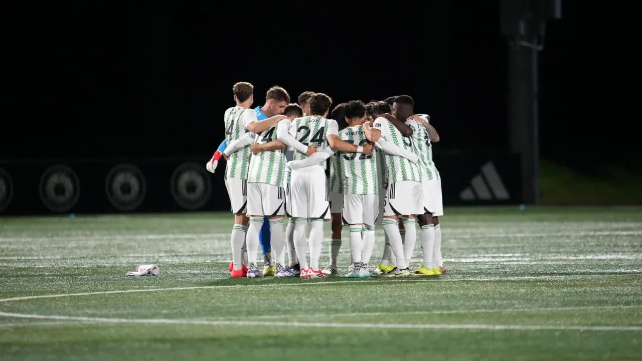 Equipo en círculo antes del partido