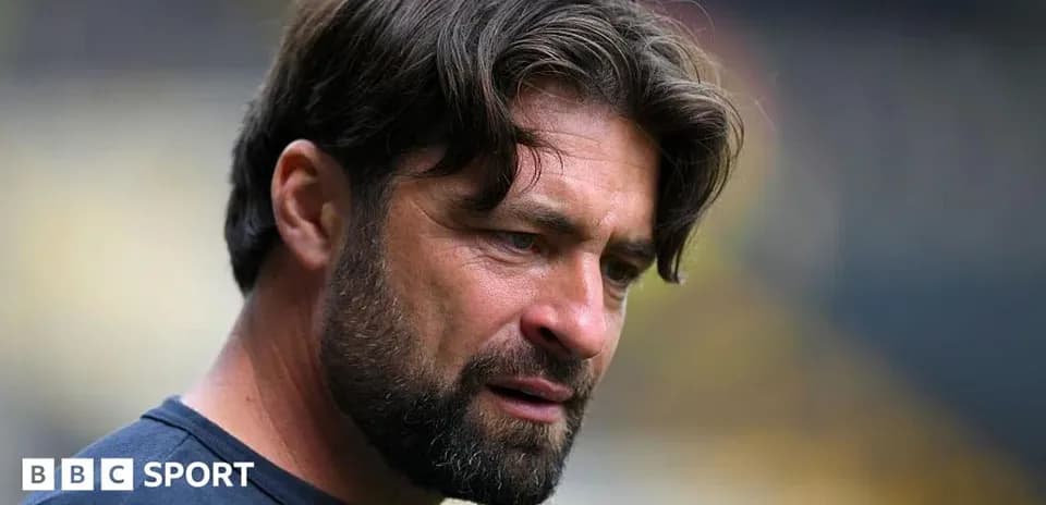 Entrenador observando durante una sesión de entrenamiento