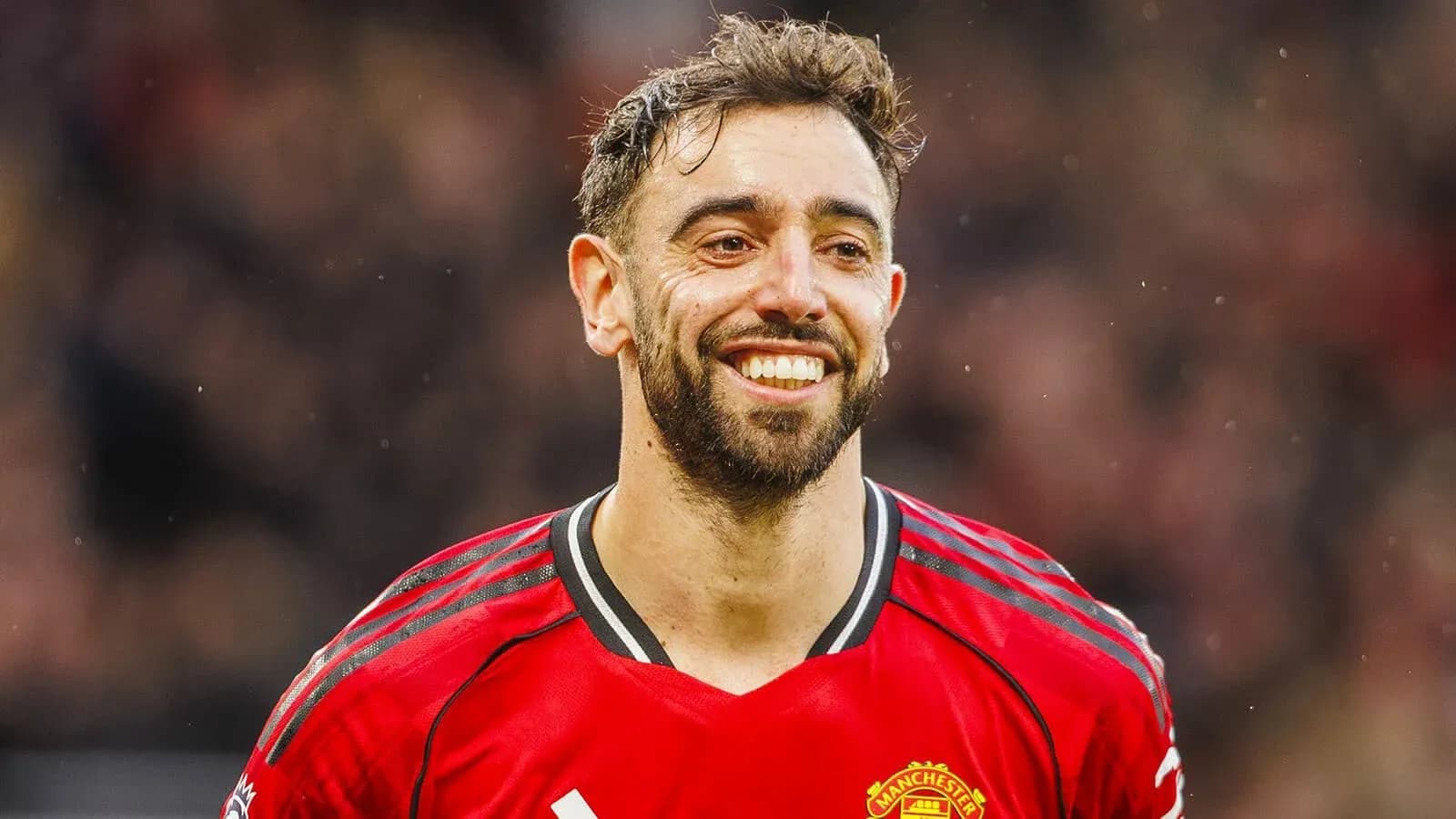 Jugador de Manchester United sonriendo en el campo