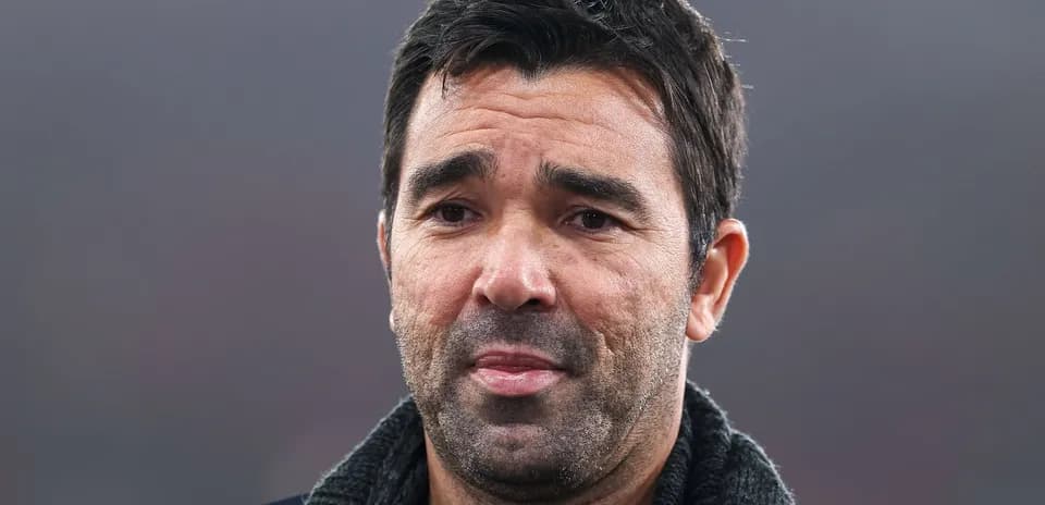 Entrenador en la zona técnica durante el partido