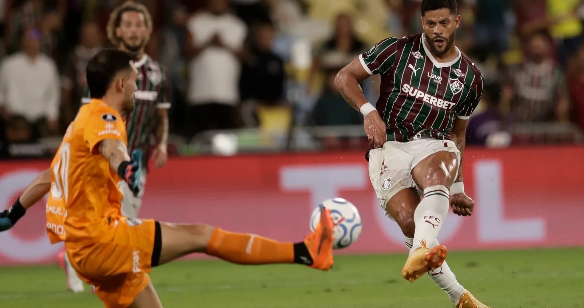 Jugador de Fluminense disparando a puerta