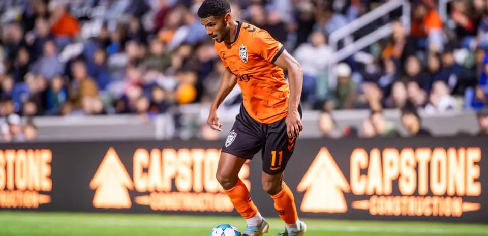 Jugador de Orange County SC con balón en el campo