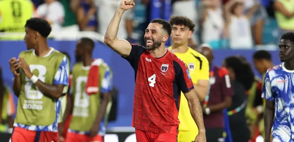 Jugador celebrando con el puño en alto tras el partido