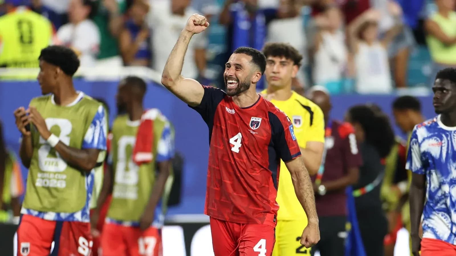 Jugador celebrando con el puño en alto tras el partido