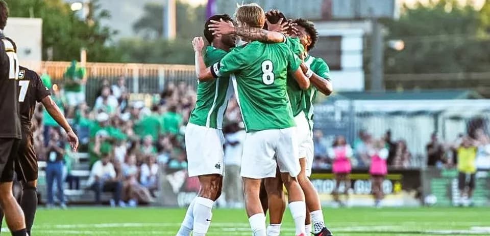 Jugadores celebrando un gol en el campo
