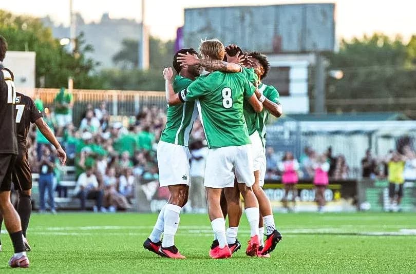 Jugadores celebrando un gol en el campo