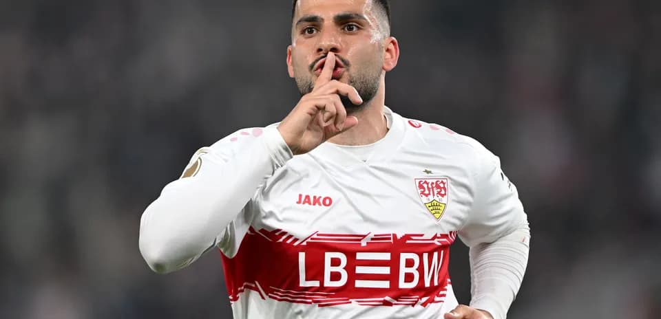 Jugador de Stuttgart pidiendo silencio tras anotar