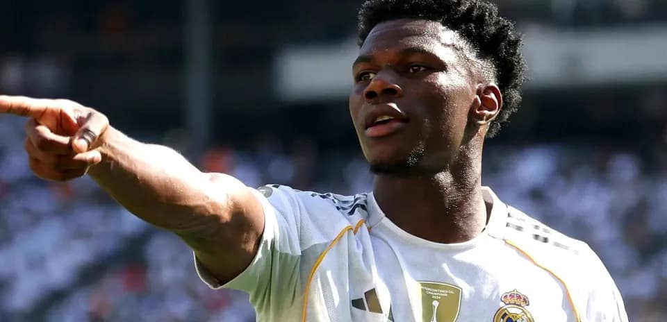 Jugador de Real Madrid señalando durante el partido