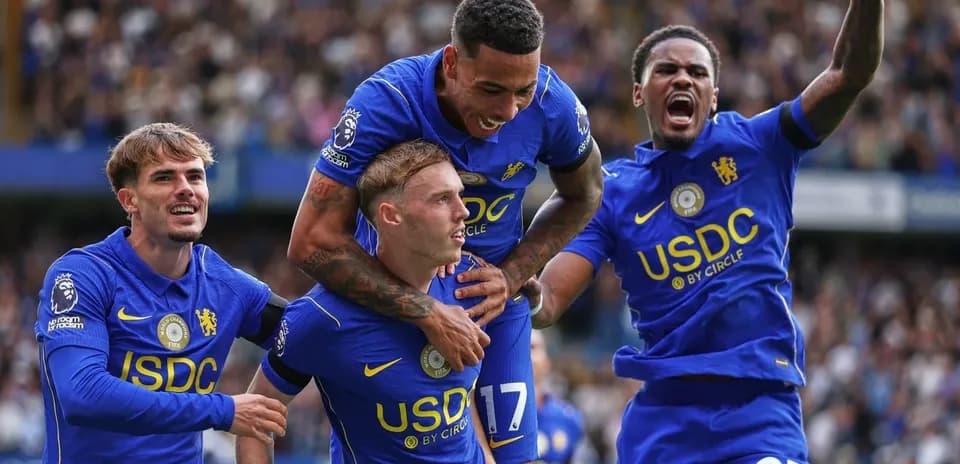 Jugadores de Chelsea celebrando un gol en el campo