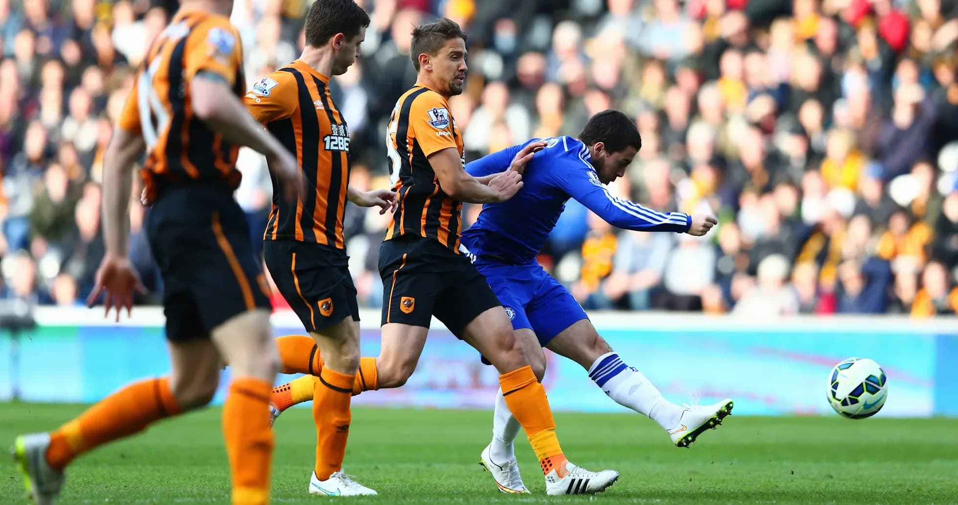 Un jugador de Chelsea disparando a puerta