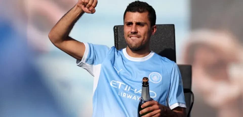 Jugador levantando un vaso de champán en celebración