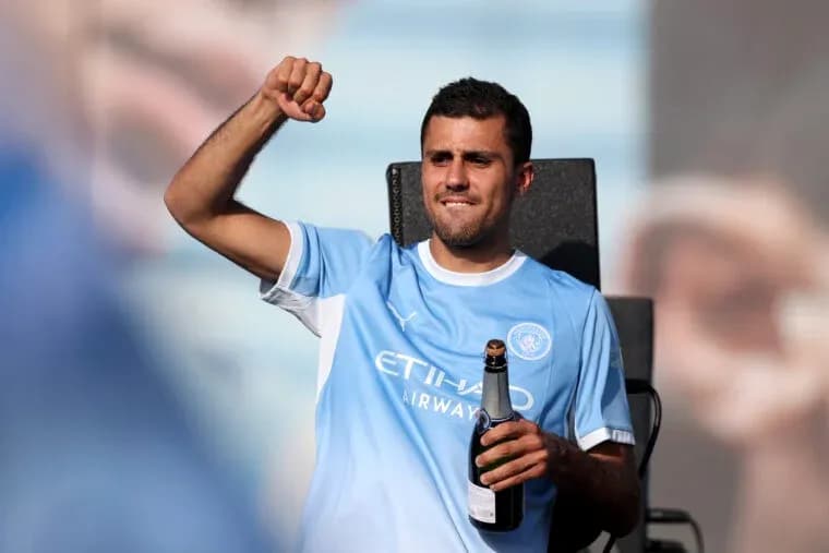 Jugador levantando un vaso de champán en celebración