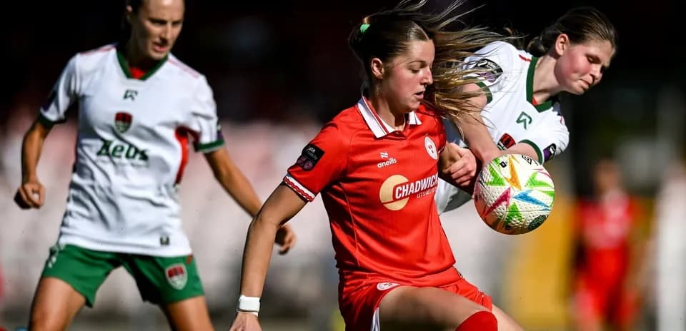 Jugadora en acción durante partido de fútbol femenino