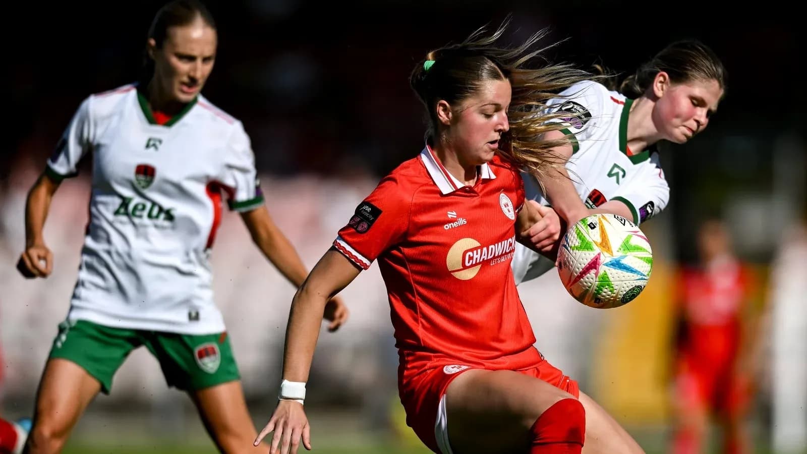 Jugadora en acción durante partido de fútbol femenino