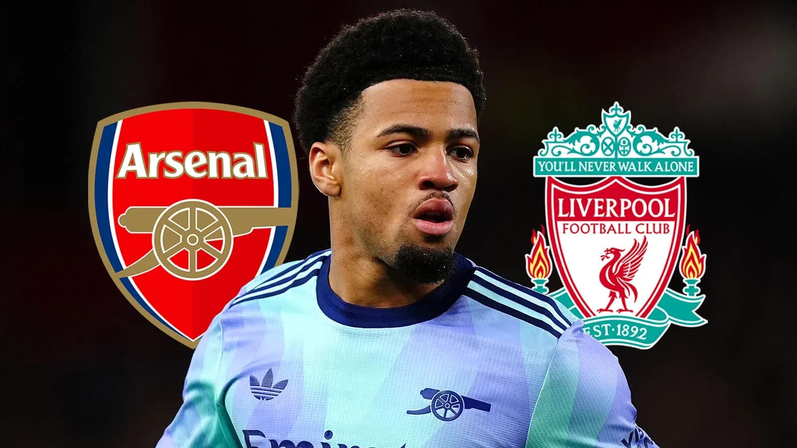 Jugador con camisetas de Arsenal y Liverpool en fondo