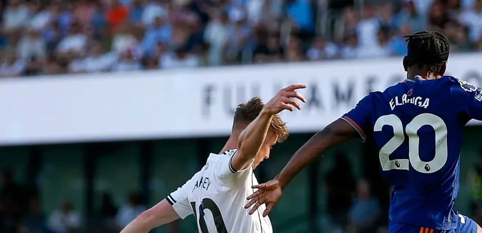 Jugador de Fulham y Newcastle en acción