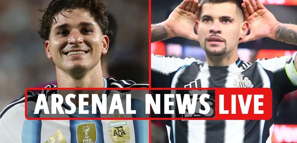 Dos jugadores de fútbol en camisetas de selecciones nacionales