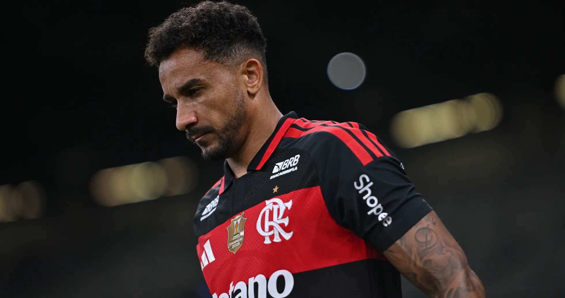 Jugador de Flamengo caminando en el campo