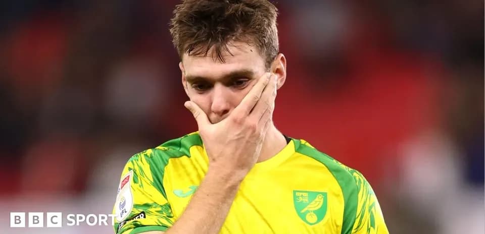 Jugador de Norwich con uniforme amarillo, preocupado
