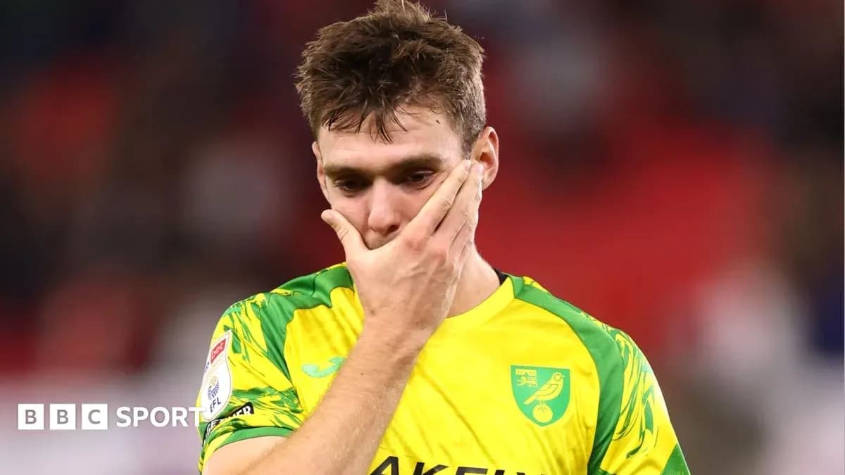 Jugador de Norwich con uniforme amarillo, preocupado