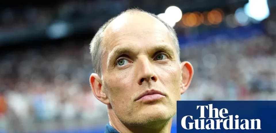 Entrenador mirando durante un partido de fútbol