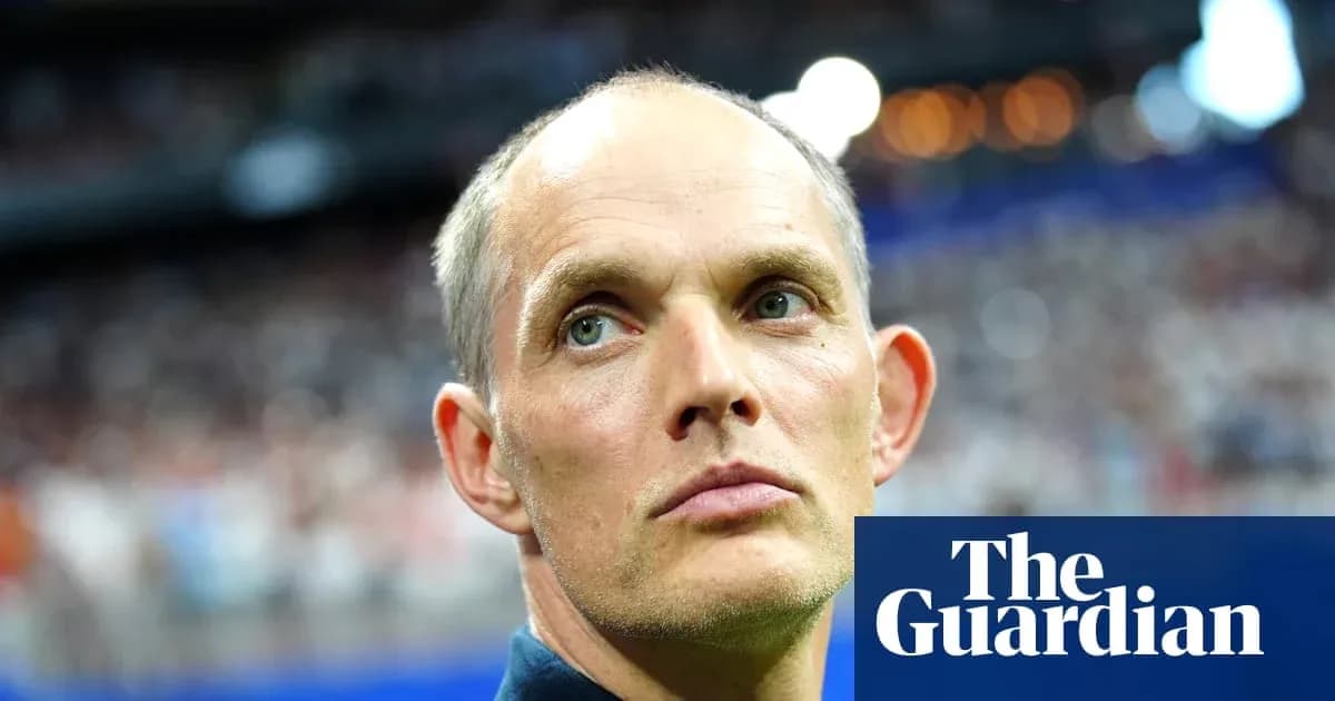 Entrenador mirando durante un partido de fútbol