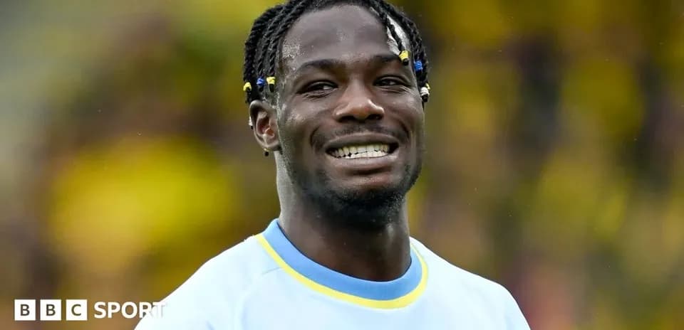 Jugador sonriendo con camiseta de entrenamiento azul