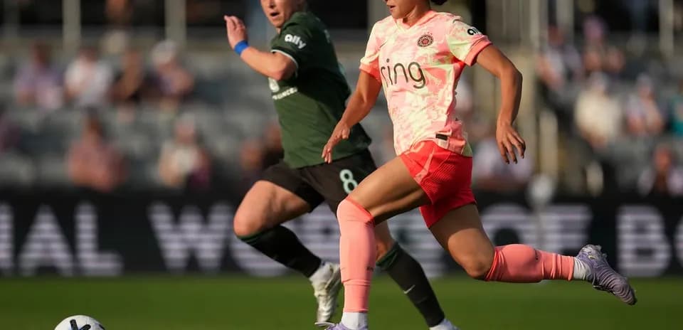 Jugadora de Portland Thorns persigue a rival