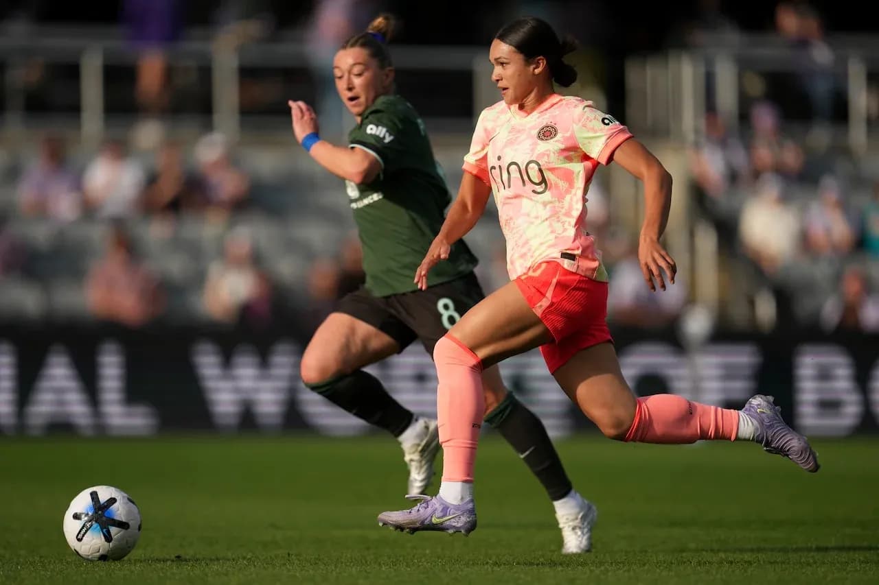 Jugadora de Portland Thorns persigue a rival