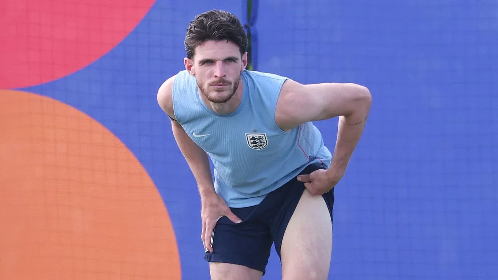 Jugador de Inglaterra estirándose durante entrenamiento