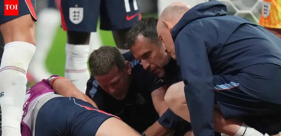 Entrenadores atendiendo a un jugador caído en el suelo