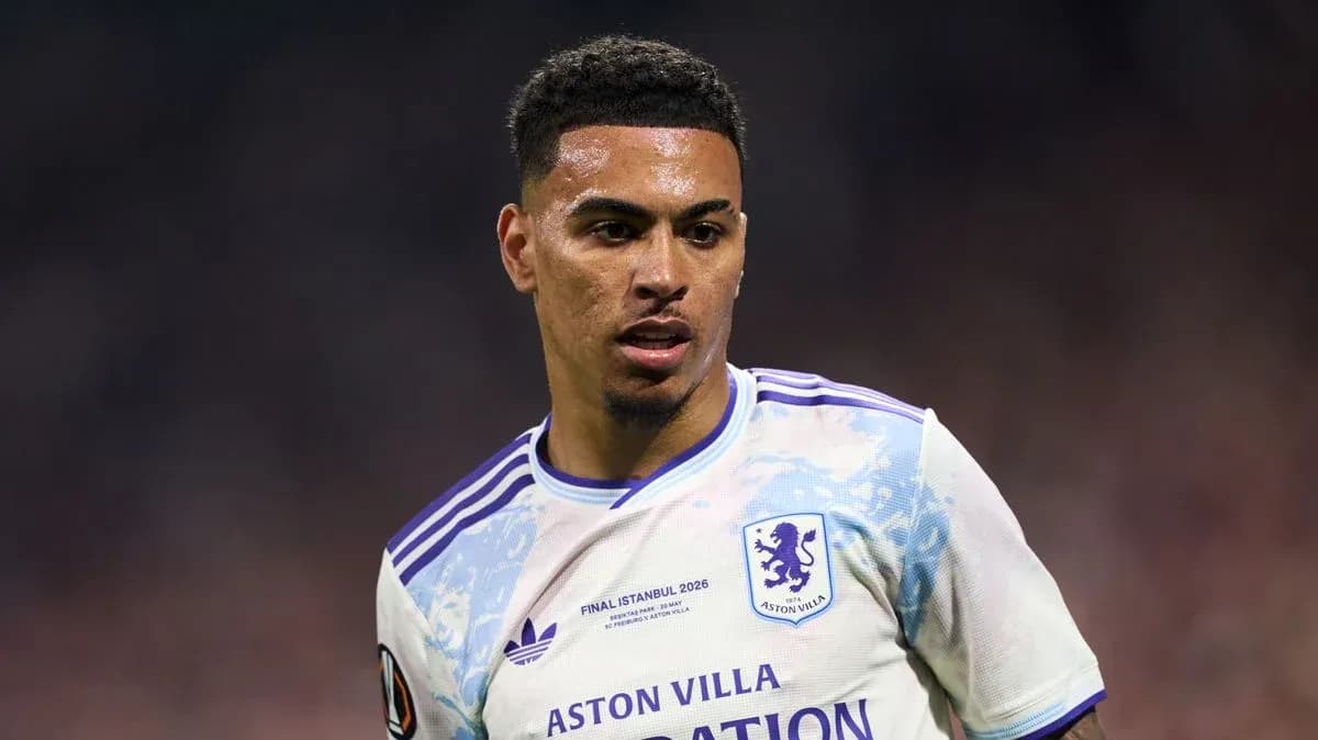 Jugador de Aston Villa en acción durante un partido