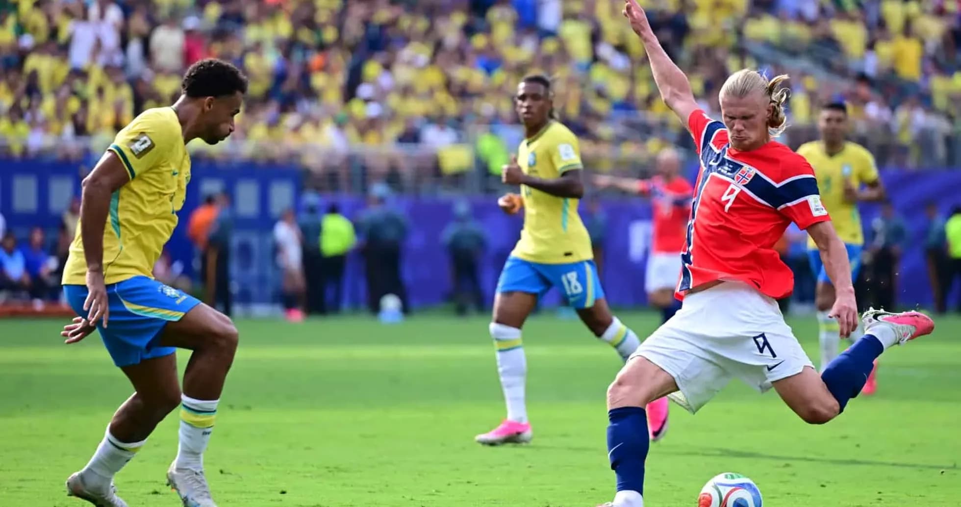 Jugador brasileño desafiando a jugador noruego