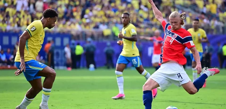 Jugador brasileño desafiando a jugador noruego