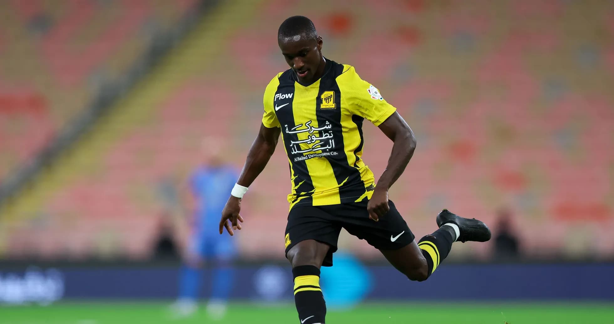 Jugador de Ittihad pateando el balón en el estadio