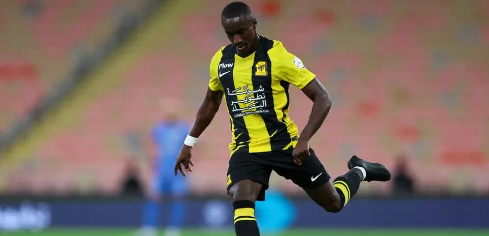 Jugador de Ittihad pateando el balón en el estadio
