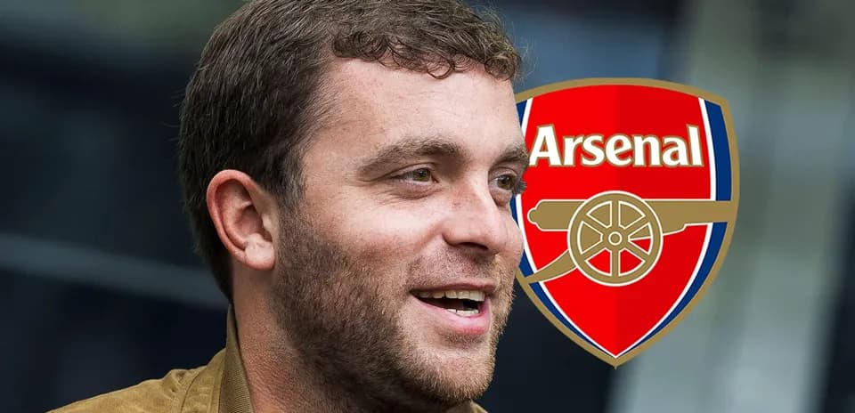 Persona sonriendo con escudo del Arsenal de fondo