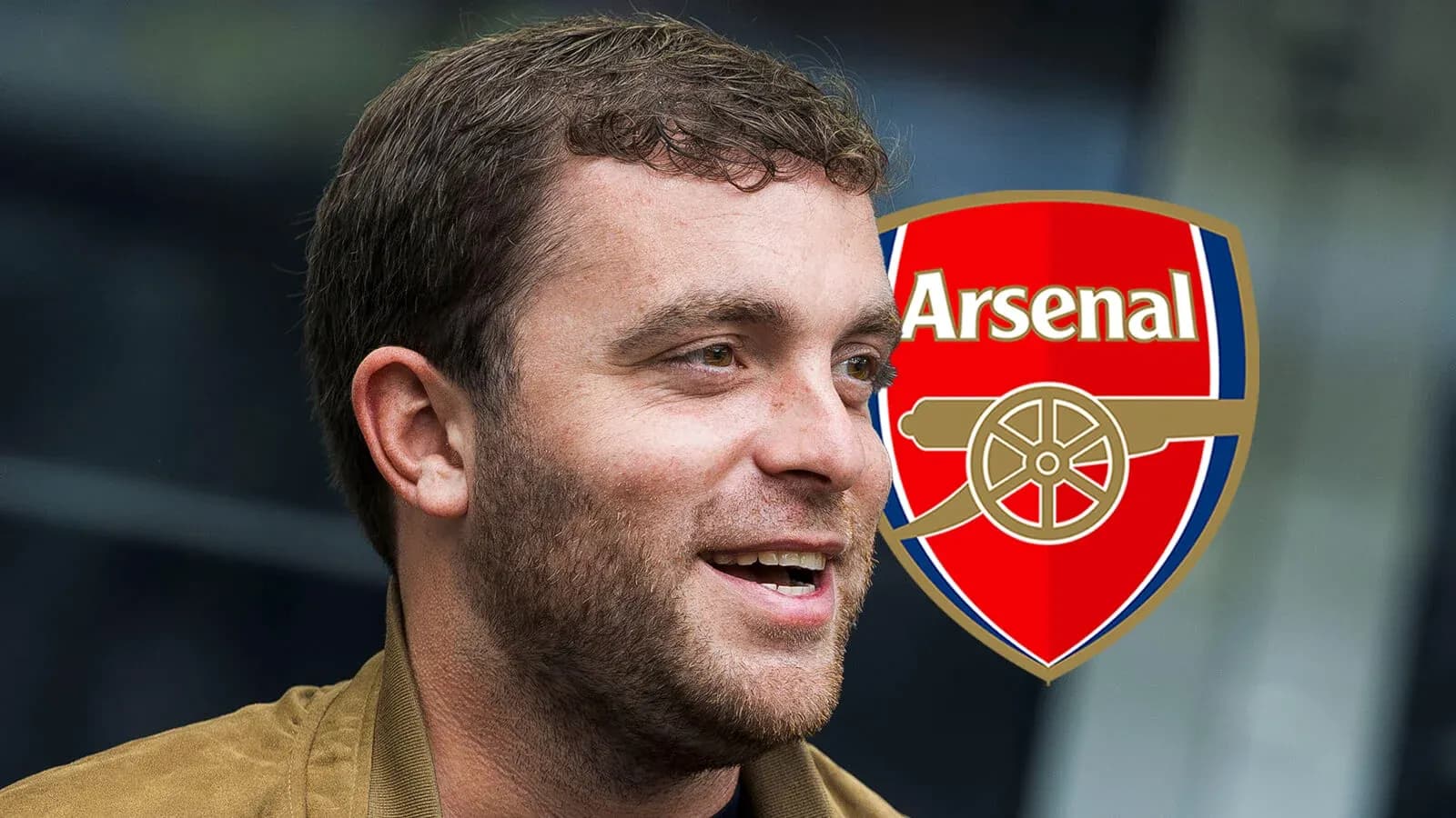 Persona sonriendo con escudo del Arsenal de fondo