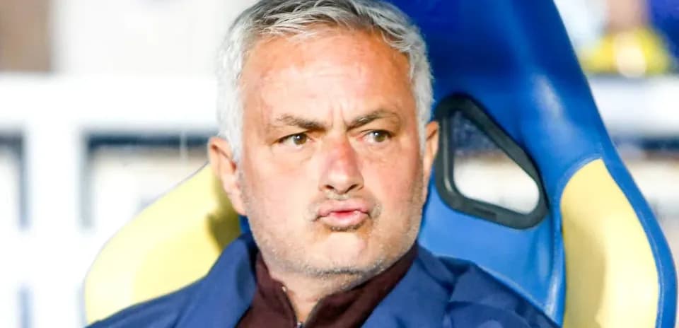Entrenador en el banquillo durante el partido