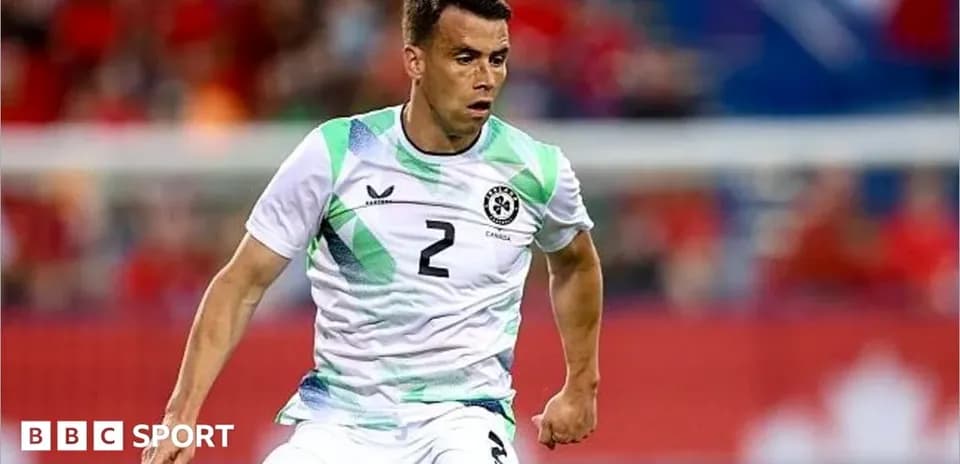 Jugador con camiseta blanca corriendo en el campo