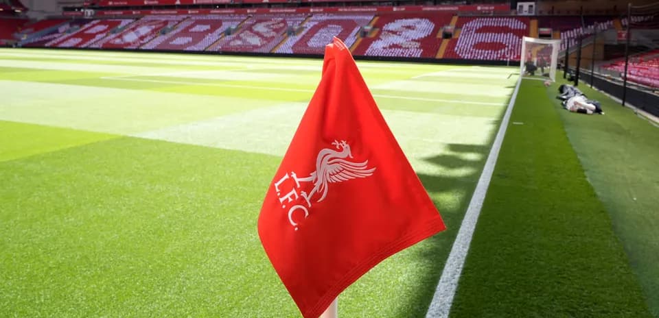Esquina de campo con bandera de Liverpool FC