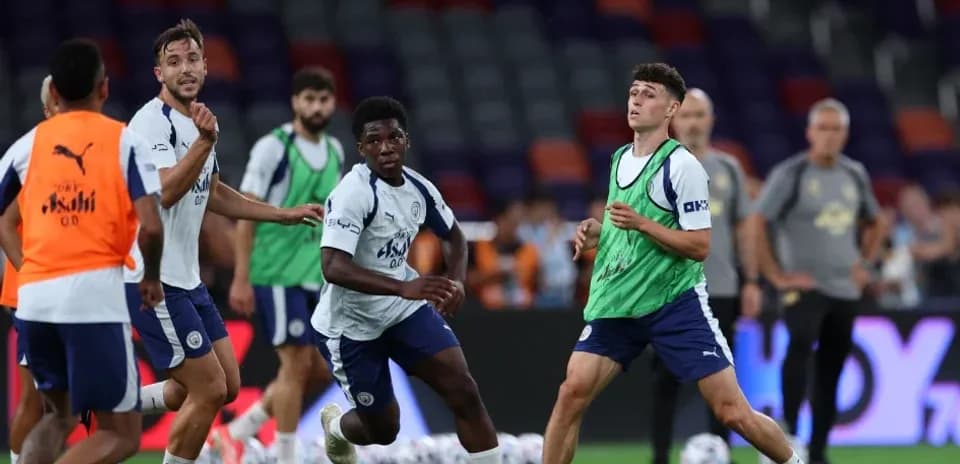 Jugadores de Manchester City entrenando en el campo