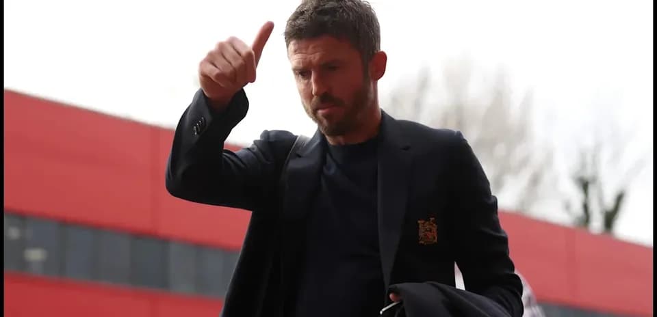 Entrenador saludando con pulgar hacia arriba al llegar