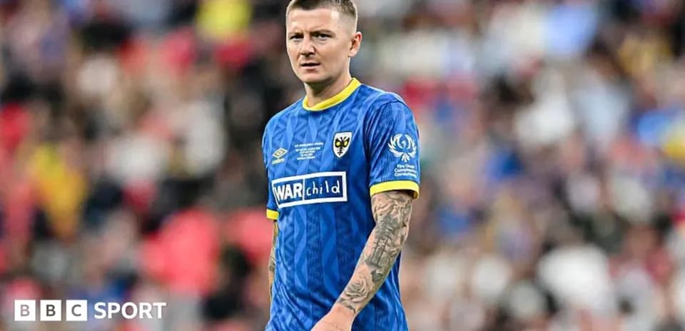 Jugador de fútbol en uniforme azul en el campo