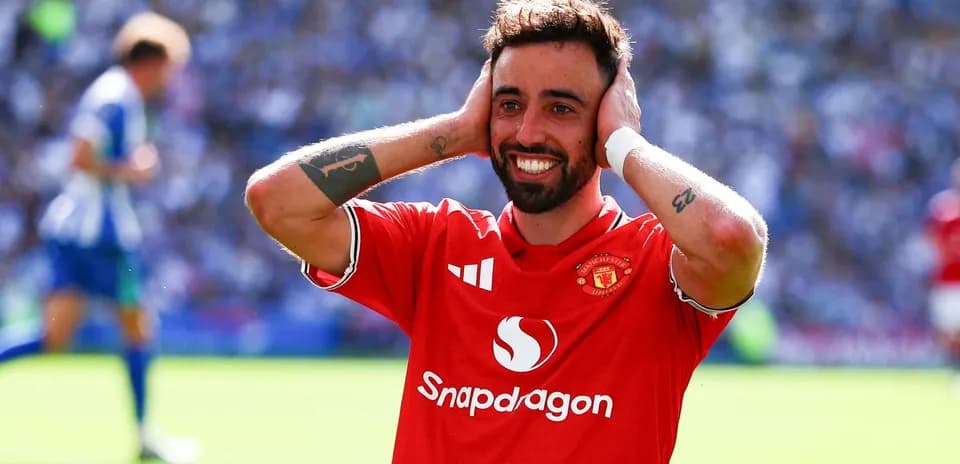 Bruno Fernandes celebrando un gol con las manos en la cabeza