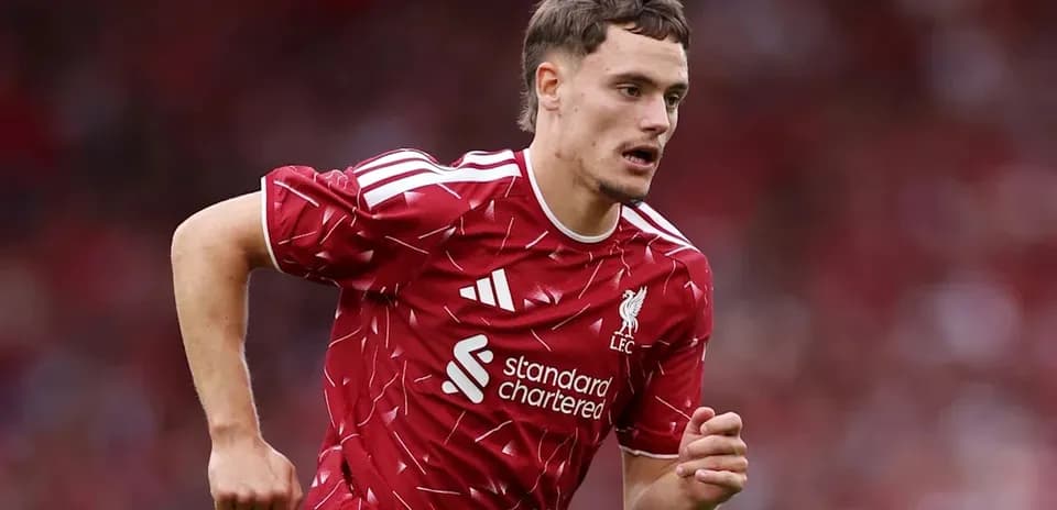 Jugador de Liverpool corriendo en el campo