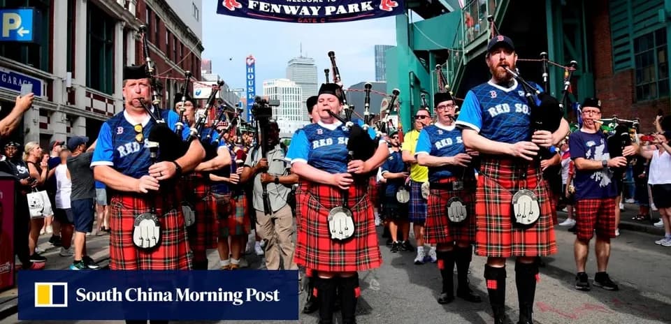 Grupo de músicos tocando gaitas en Fenway Park