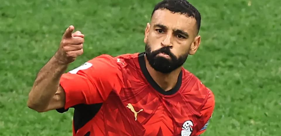 Jugador de Egipto celebrando en el campo de juego