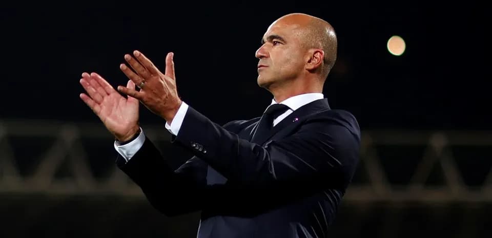 Entrenador aplaudiendo durante un partido