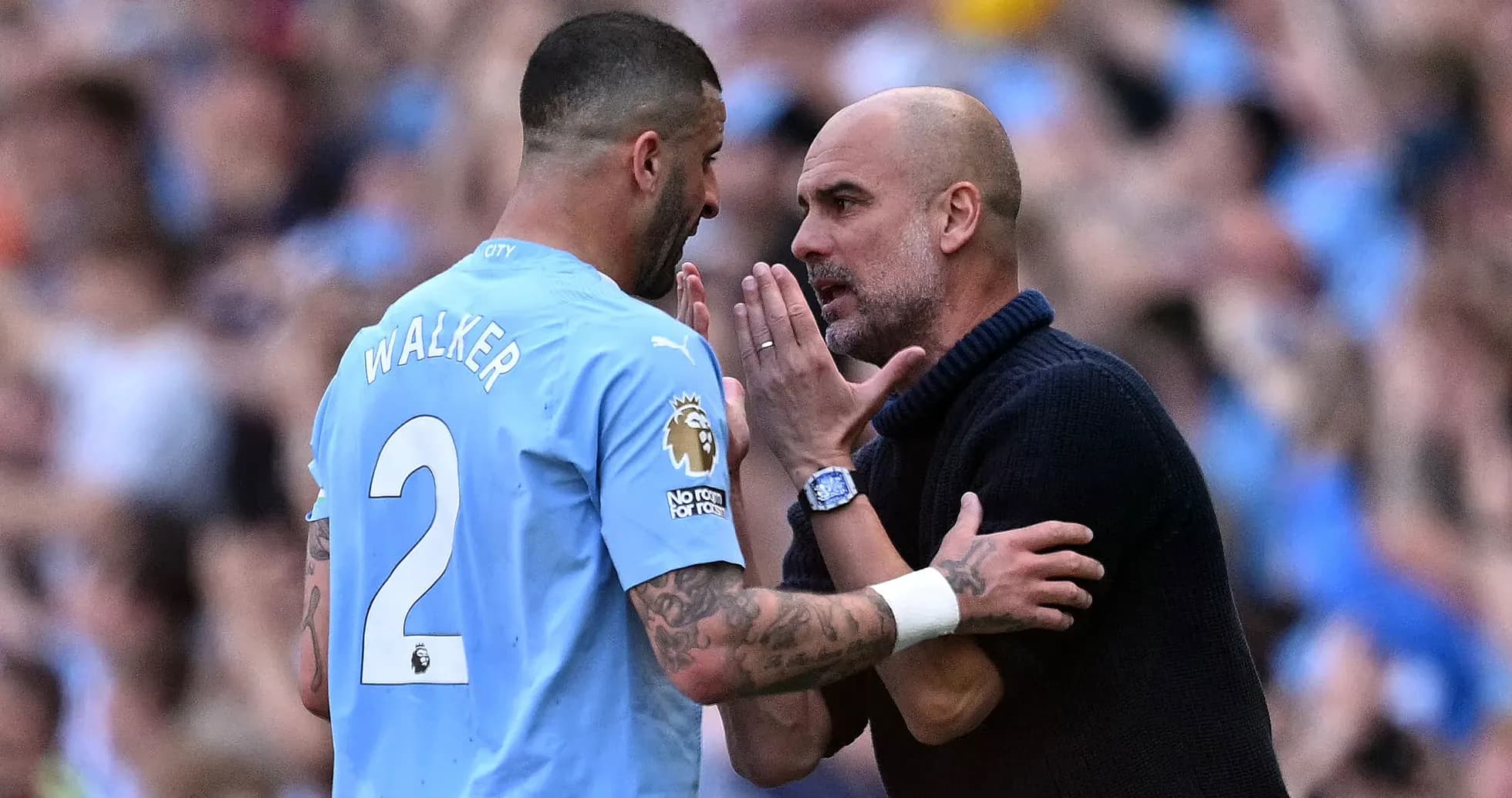 Kyle Walker conversando con Pep Guardiola en el campo